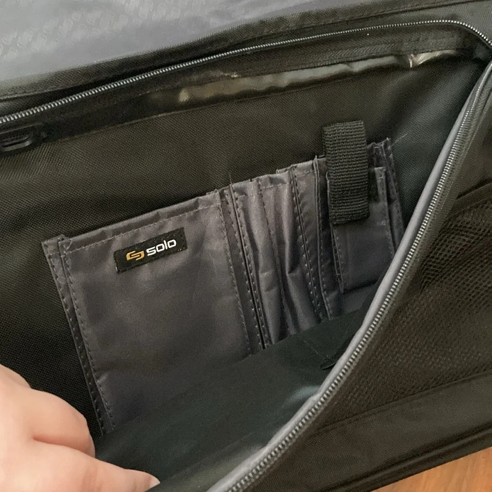 Solo black classic messenger bag